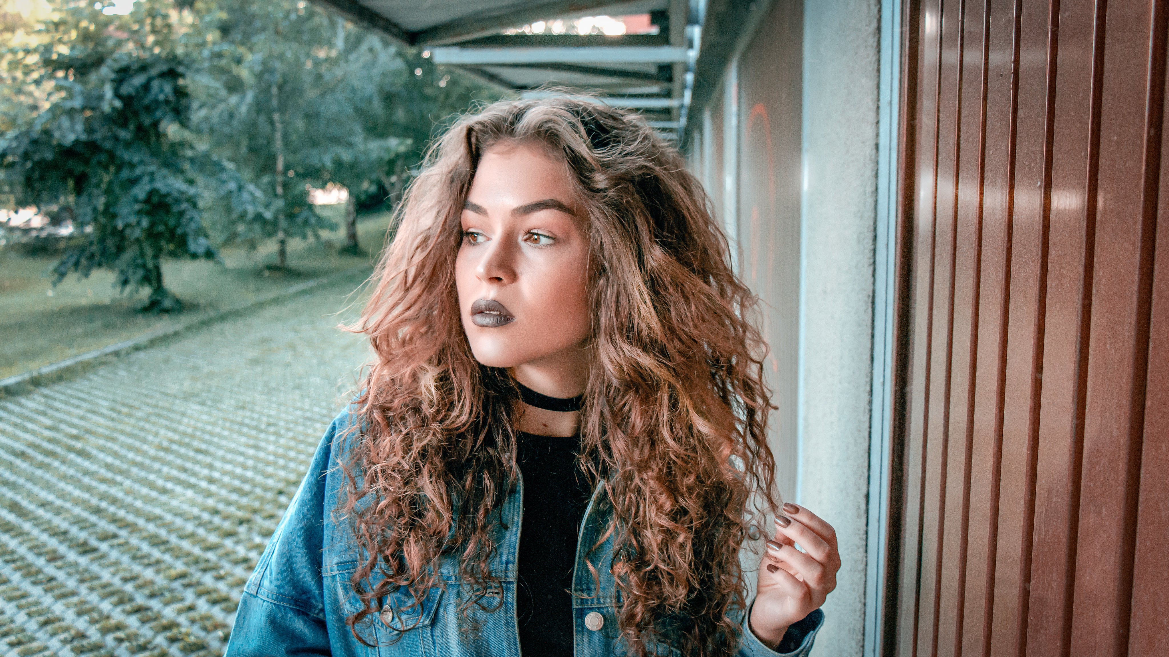 files/long-curly-hair-and-dark-lipstick.jpg